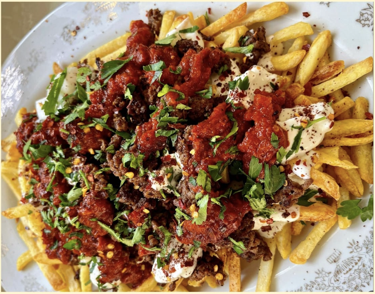 Pommes mit Rindfleischsauce